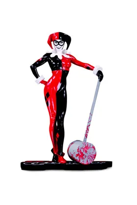 HARLEY QUINN RED, WHITE & BLACK BY ADAM HUGHES ESTATUA 18.5 CM UNIVERSO DC