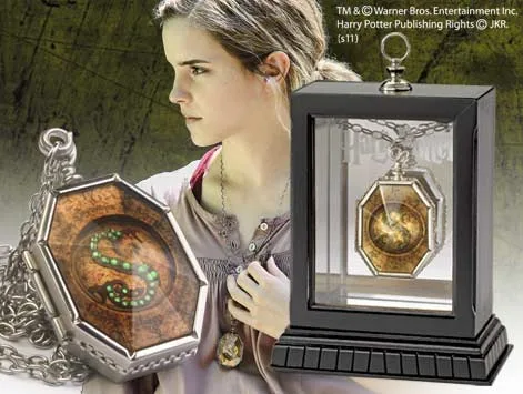 HORROCRUX GUARDAPELO DE SALAZAR SLYTHERIN EN EXPOSITOR, HARRY POTTER
