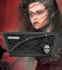 BELLATRIX LESTRANGE VARITA EN EXPOSITOR CON MASCARA, HARRY POTTER